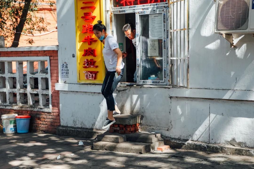 最新房产税费下的独特小巷风情小店揭秘