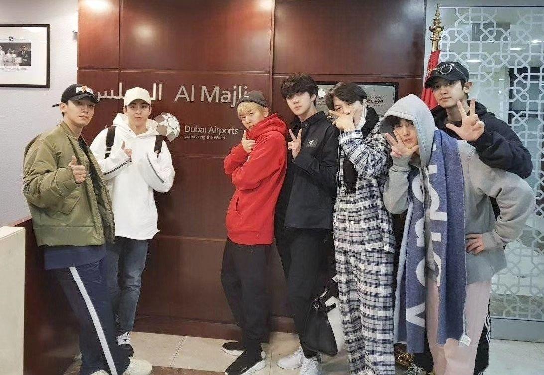 EXO九人最新合照，自然美景探索之旅的见证时刻
