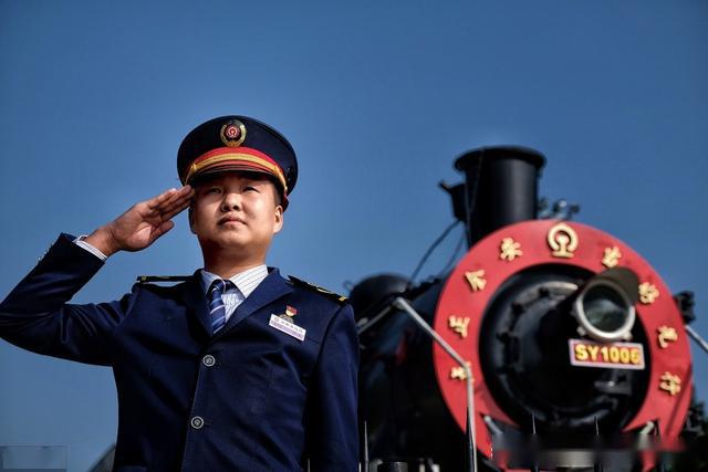 铁路最新制服风采，变化中的自信与成就之源