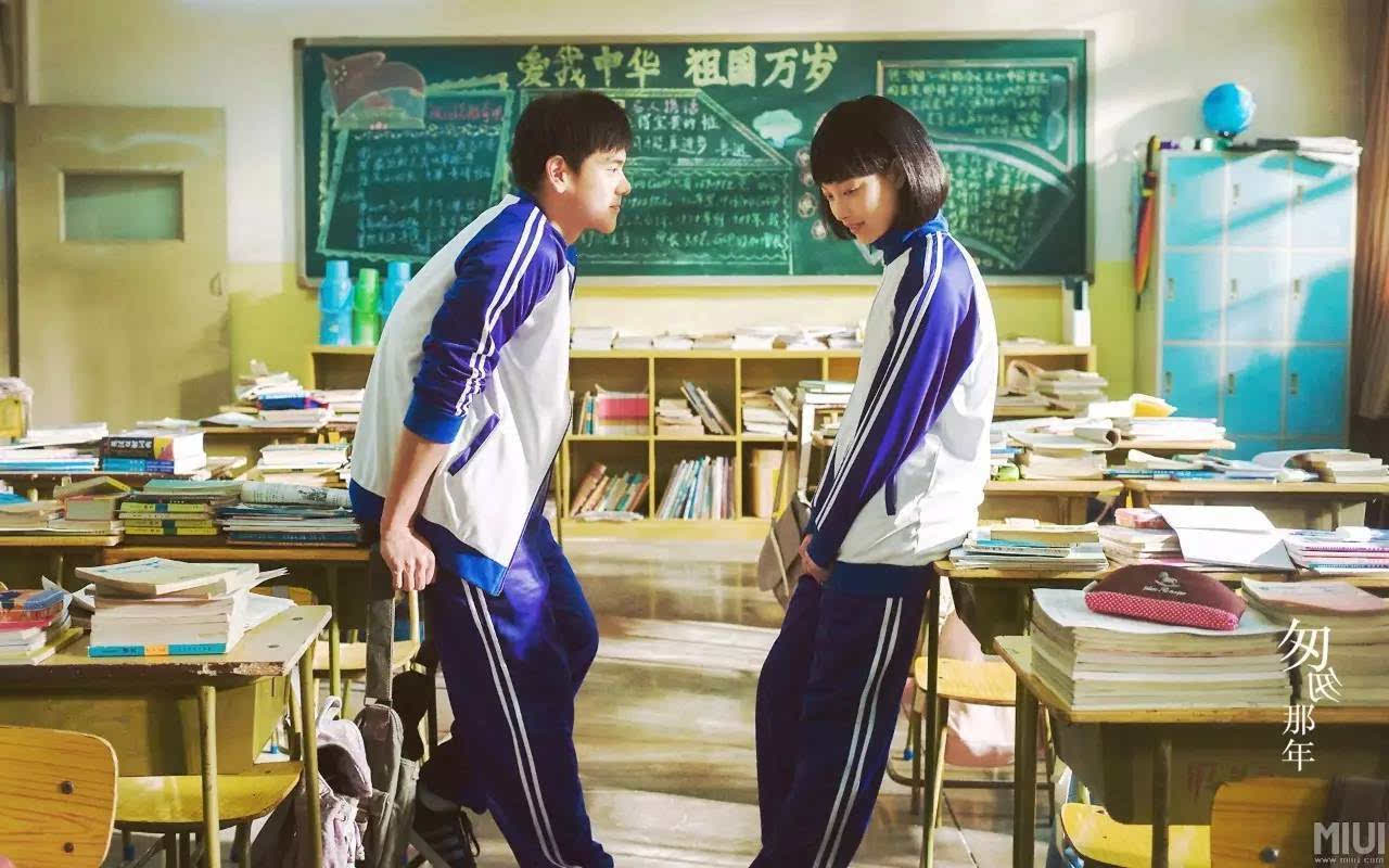 最新校服潮流，小巷中的时尚风尚