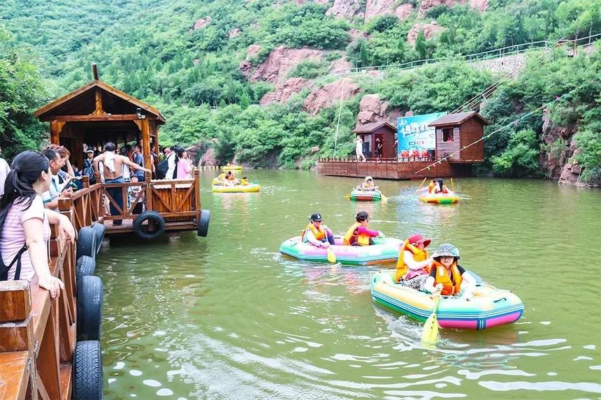 学生自拍探索自然美景之旅，寻找内心平静与最新旅行体验